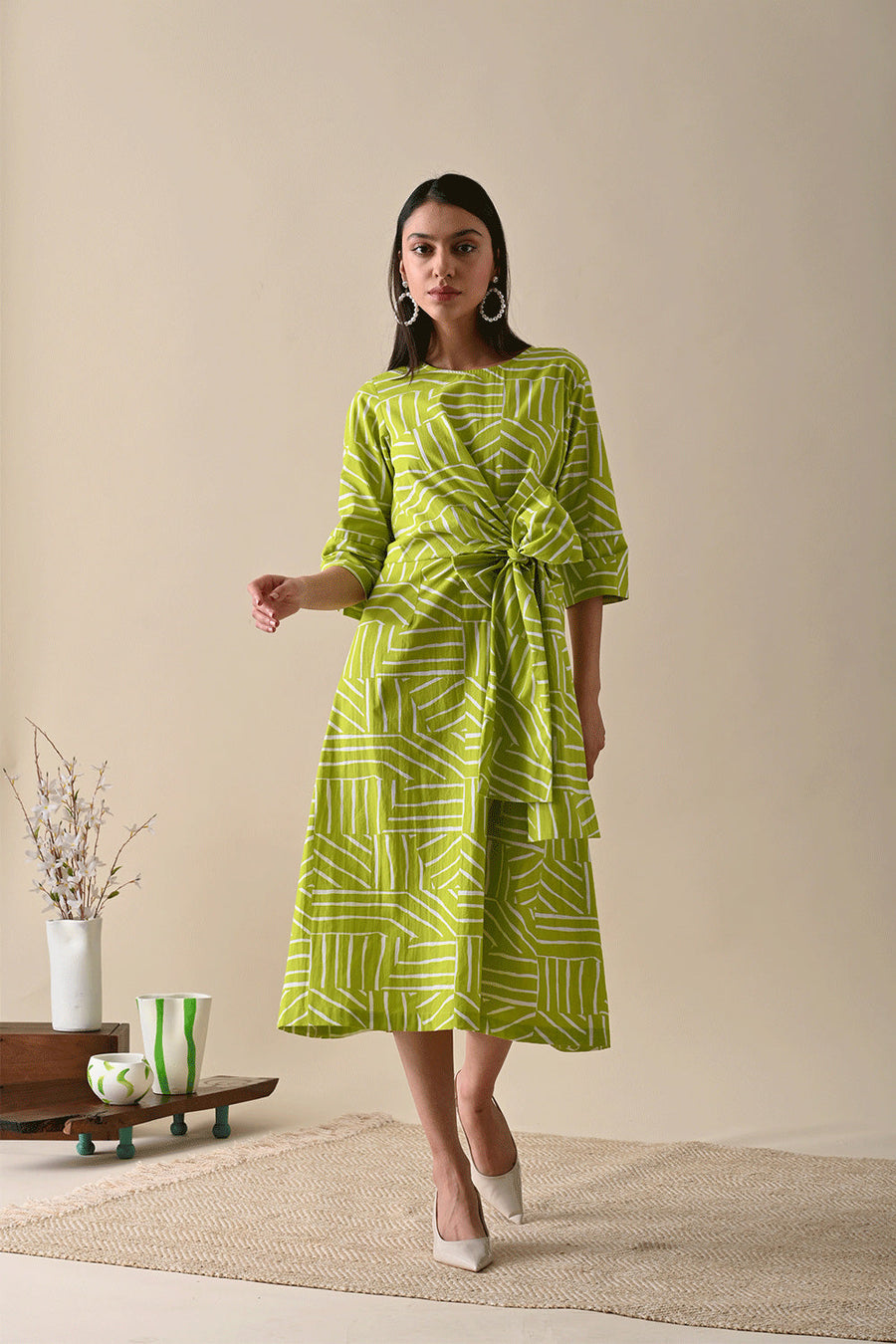 فستان بنقشة باللون الأخضر الزيتوني كلير
