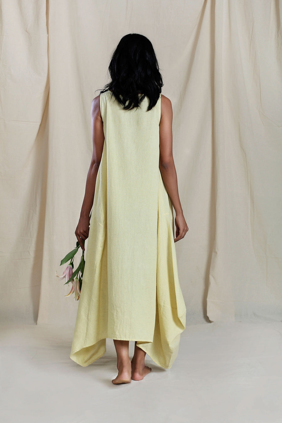 فستان فاري آكار باللون الأصفر