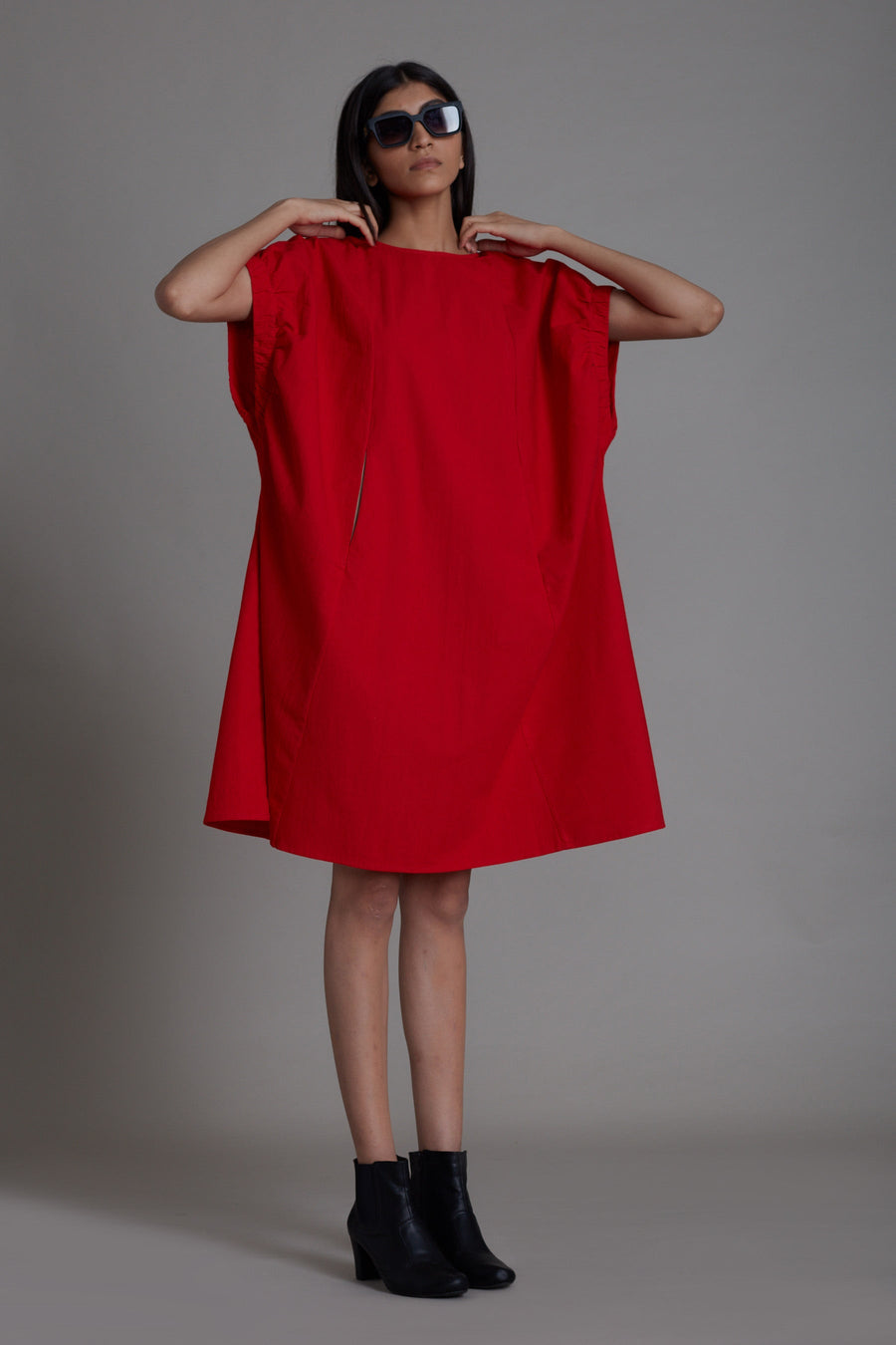 فستان قصير بقصة فضفاضة وجيوب متباينة - أحمر