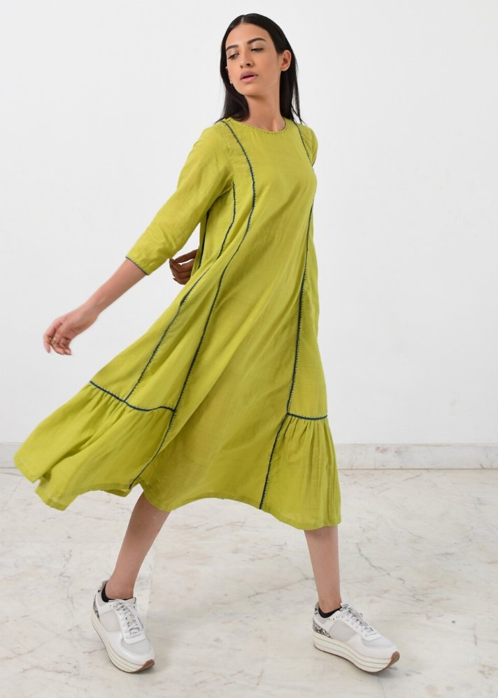 فستان مزين بخطوط أخضر ليموني